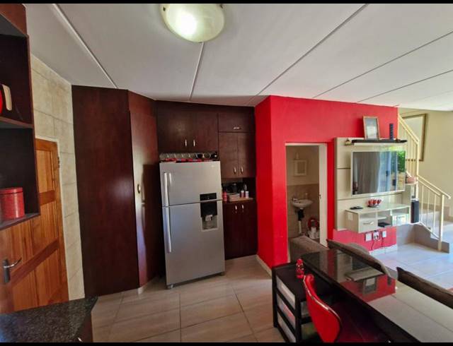 3 BEDROOM TOWNHOUSE FOR SALE IN HEUWELSIG ESTATE